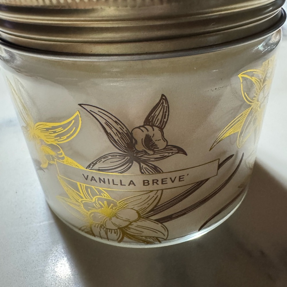 Vanilla Breve Scented Candle - Cream and Gold